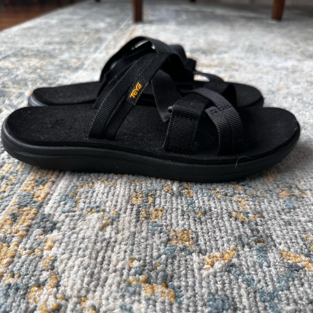 Teva women’s Black Flip Flops size 8